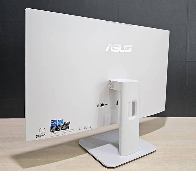 에이수스 V400 AiO 본체 후면 / 출처=IT동아