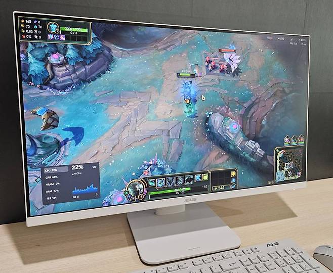 게이밍 PC는 아니지만 ‘LOL’ 수준의 게임은 원활하게 플레이 가능 / 출처=IT동아