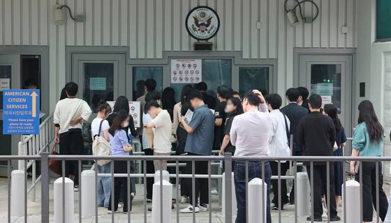 지난달 28일 서울 종로구 주한미국대사관 앞에 시민들이 미국 비자심사를 받기 위해 줄지어 서 있다. 미국 정치전문매체 폴리티코에 따르면 27일(현지시간) 마코 루비오 장관이 서명한 전문에서 '외국인 유학생에 대한 소셜미디어 심사 및 검증 확대를 준비하기 위해 영사 부서는 추가 지침이 담긴 별도 전문이 발표될 때까지 학생 및 교환 방문자 비자 인터뷰 일정 추가를 즉시 중단하라'고 지시했다고 전했다. 뉴스1