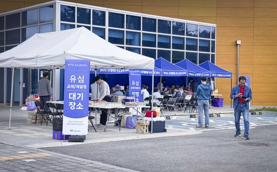 SKT는 매장 방문이 어려운 도서산간 지역 이용자들을 위해 직접 찾아가 유심을 교체해주고 해킹 관련 상담을 진행하는 '찾아가는 서비스'를 운영하고 있다. 지난달 19일 전남 신안군 신안국민체육센터 앞에 마련된 찾아가는 서비스 천막의 모습. 사진 SKT