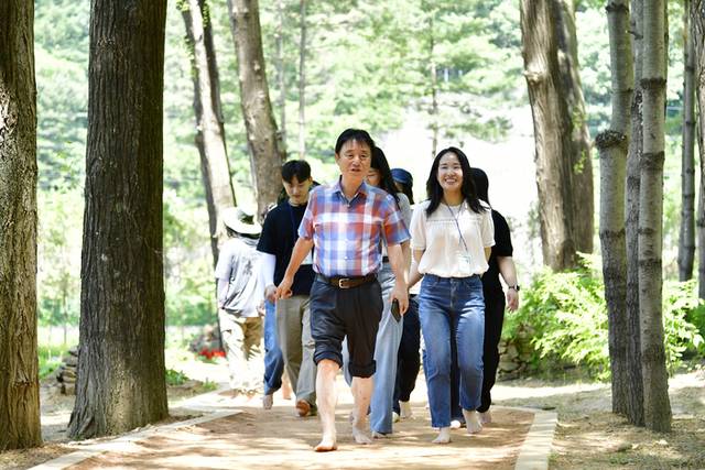 ▲ 최문순 화천군수와 7급 이하 공직자들이 5일 화천읍 붕어섬 황톳길에서 맨발로 함께 걸으며 대화를 나누고 있다.