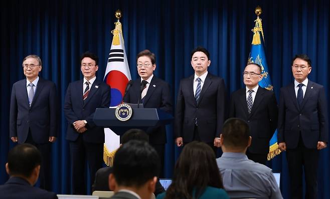 이재명 대통령이 4일 서울 용산 대통령실 청사에서 열린 새 정부 첫 인사 발표를 하고 있다. 왼쪽부터 이종석 국가정보원장 후보자, 김민석 국무총리 후보자, 이 대통령, 강훈식 대통령비서실장, 위성락 안보실장, 황인권 대통령경호처장. /사진=연합뉴스