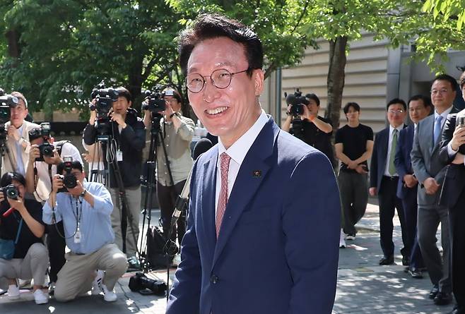 김민석 국무총리 후보자가 5일 서울 종로구 통의동 금융감독연수원에 마련된 인사청문회 준비 사무실로 첫 출근을 하고 있다. 사진=연합뉴스