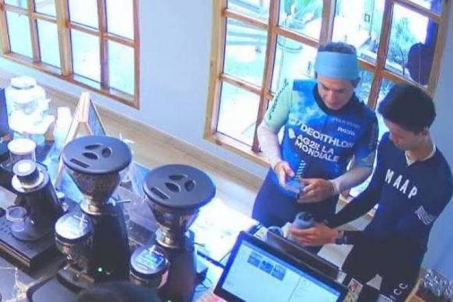 지난달 31일(현지시간) 태국 나콘랏차시마 주의 마운트 윈드 트리 카페에서 외국인 관광객 2명이 커피 2잔 값으로 2만2150바트(약 92만5000원)을 결제하고 있다. 사진=방콕포스트