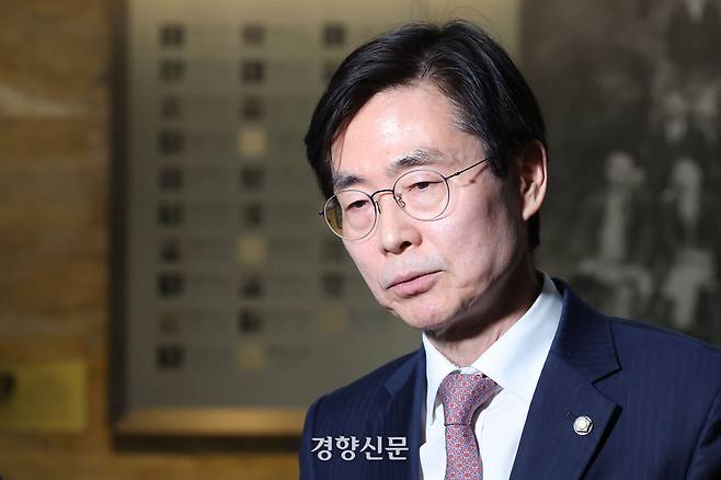 조경태 국민의힘 의원이 지난 4월6일 국회에서 열린 의원총회에 참석하고 있다. 한수빈 기자