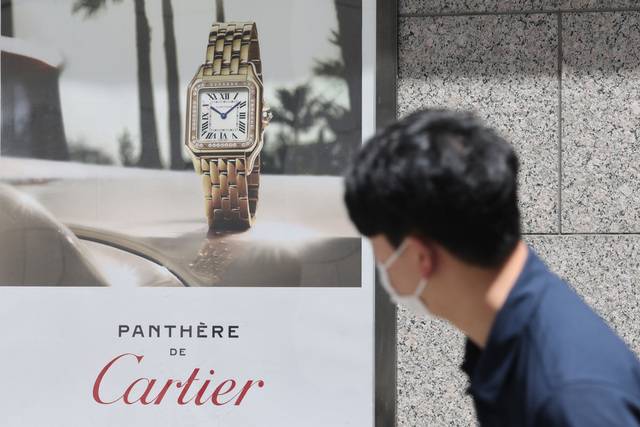 디올, 티파니 등 글로벌 명품 브랜드에서 연이어 고객 정보 유출 사고가 발생하고 있다. 까르띠에에서도 누군가 시스템에 무단 접속해 이름, 이메일 주소, 국적 등의 개인정보를 빼간 것으로 확인됐다. 까르띠에는 보안 강화 조처를 해 비밀번호와 금융 정보는 영향이 없다고 설명했다. 4일 서울의 한 백화점 외벽에 부착된 까르띠에 광고판 앞을 한 시민이 지나가고 있다. 연합뉴스