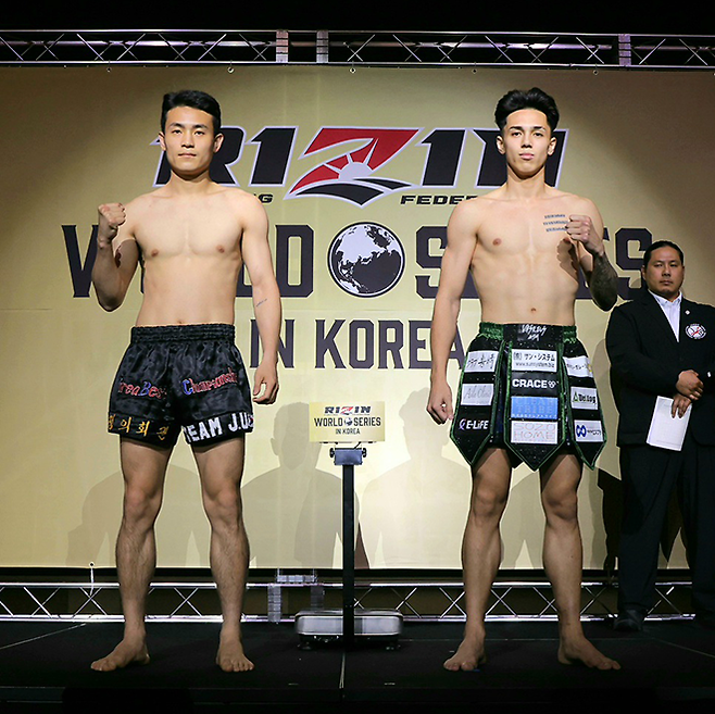 왼쪽부터 2025년 5월 인천광역시 파라다이스시티 라이진 월드시리즈 코리아 킥복싱 경기 공개 계체 행사에 참가한 국제무에타이연맹 동아시아선수권대회 동메달리스트 조산해, 제4대 Rise 67.5㎏ 챔피언 우사미 히데 메이슨. 사진=RIZIN FF