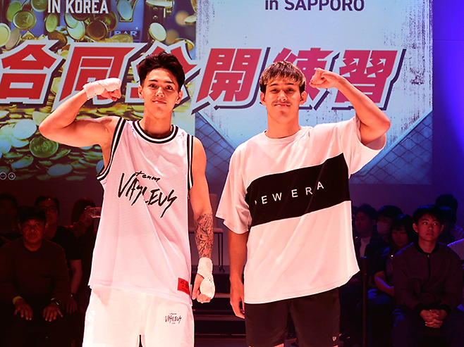 왼쪽부터 2025년 5월 라이진 월드시리즈 코리아 공개 연습 후 기념 촬영을 하는 제29회 국제복싱협회 세계청소년선수권대회 69㎏ 동메달리스트 우사미 쇼 패트릭, 제4대 Rise 67.5㎏ 챔피언 우사미 히데 메이슨. 사진=RIZIN FF