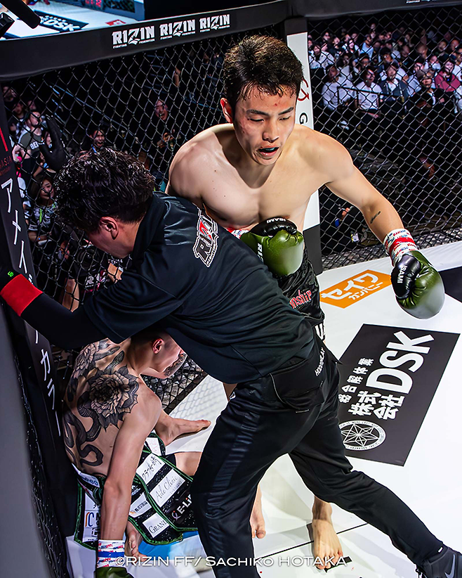 국제무에타이연맹 동아시아선수권대회 동메달리스트 조산해가 2025년 5월 인천광역시 파라다이스시티 라이진 월드시리즈 코리아 킥복싱 경기 2라운드 제4대 Rise 67.5㎏ 챔피언 우사미 히데 메이슨을 다운시킨 후 주심의 지시에 따라 코너로 이동하고 있다. 사진=RIZIN FF