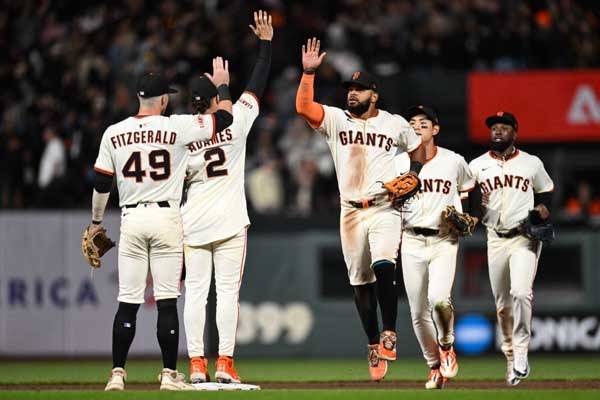 경기를 승리로 마무리한 샌프란시스코 선수들이 하이파이브를 나누고 있다. 사진= Eakin Howard-Imagn Images= 연합뉴스 제공