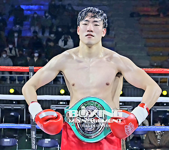 정민호가 2021년 12월 세계복싱평의회 웰터급 아시아 실버 챔피언으로서 타이틀 1차 방어에 성공한 후 기념 촬영을 하고 있다. 사진=KBM