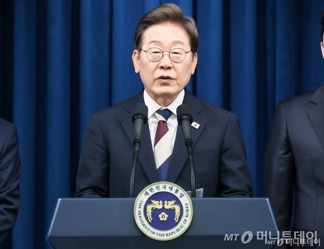 (서울=뉴스1) 허경 기자 = 이재명 대통령이 4일 서울 용산구 대통령실 청사 브리핑룸에서 국무총리와 국정원장, 대통령 비서실장 등 인선발표를 하고 있다. 국무총리 후보자로는 김민석 국회의원, 국정원장 후보자로는 이종석 전 통일부장관이 지명됐다. 대통령 비서실장으로는 강훈식 국회의원, 안보실장에는 위성락 국회의원이 임명됐고, 경호처장은 황인권 전 육군 대장, 대변인은 강유정 국회의원이 임명됐다. 2025.6.4/뉴스1 Copyright (C) 뉴스1. All rights reserved. 무단 전재 및 재배포, AI학습 이용 금지. /사진=(서울=뉴스1) 허경 기자