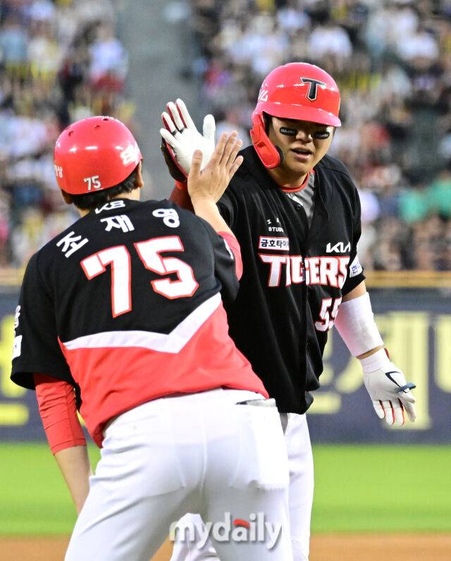 2025년 6월 5일 오후 서울 잠실구장에서 진행된 '2025 신한 SOL뱅크 KBO 리그' KIA 타이거즈와 두산 베어스의 경기. KIA 한준수가 5회초 선두타자 3루타를 친 뒤 기뻐하고 있다./잠실 = 유진형 기자