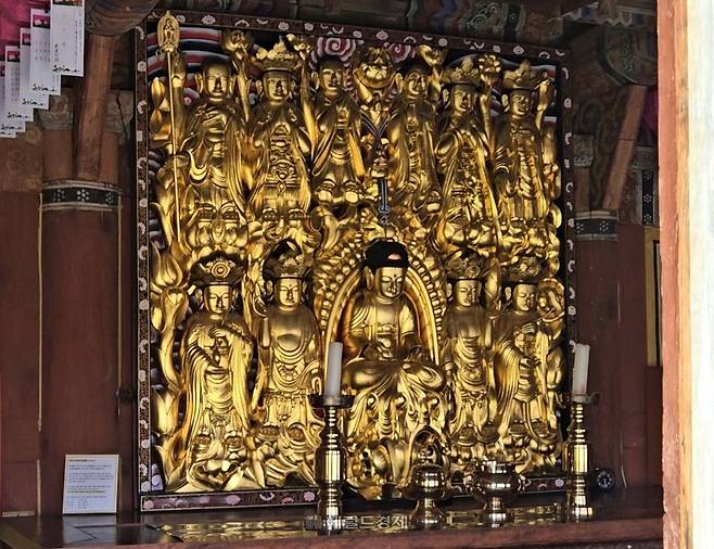 약수암 내 목각 아미타여래 설법상