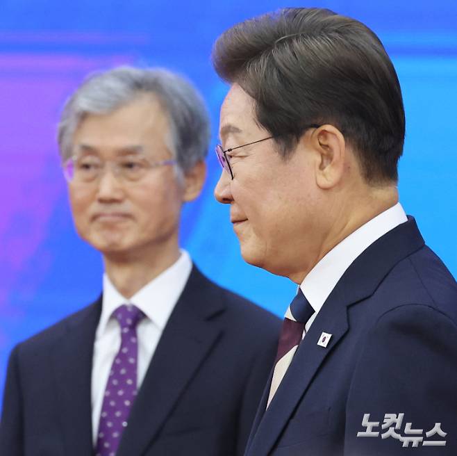 이재명 제21대 대통령이 4일 오전 서울 여의도 국회 로텐더 홀에서 취임선서식을 마친 뒤 조희대 대법원장 등과 인사를 한 뒤 이동하고 있다. 윤창원 기자