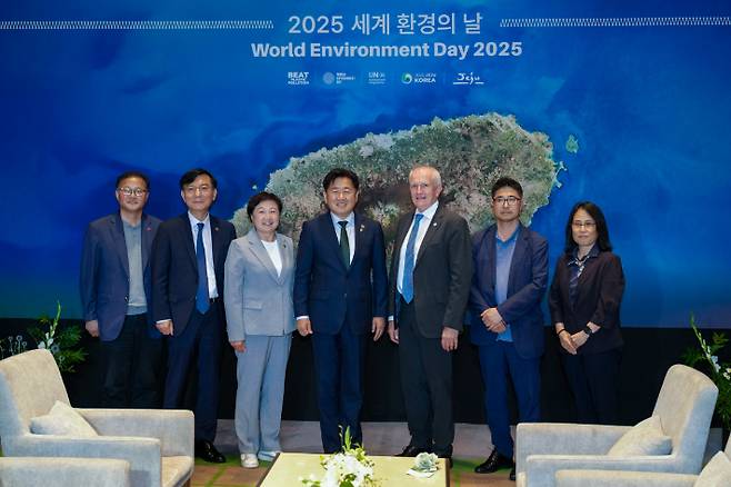 제주도와 세계자연보전연맹 관계자들이 5일 만나 탄소중립 실현 필요성에 공감했다. 제주도 제공