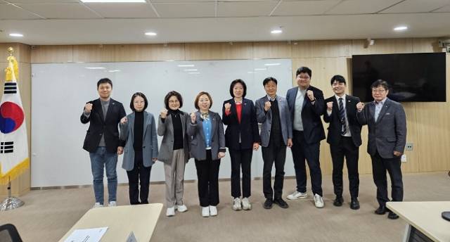 ▲경기도의회 의정연수원 부지선정위원회 회의 참석자들 기념촬영 ⓒ경기도의회