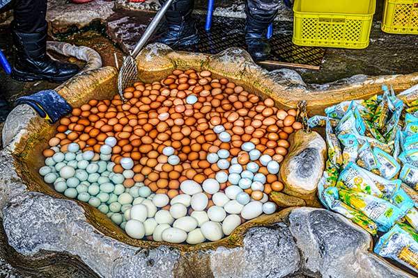 비룡폭포 명물. 온천수로 삶은 달걀과 오리알.