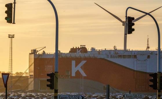 유럽의 한 항구에 세워져 있는 차량들. 기사 내용과 직접적 연관은 없는 사진. EPA=연합뉴스