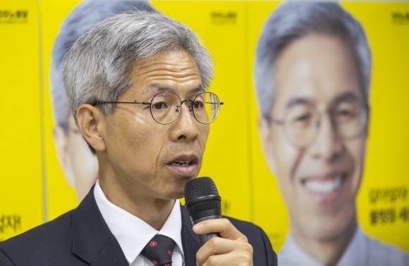 민주노동당 권영국 대선후보가 4일 서울 구로구 민주노동당 당사에서 열린 사회대전환 선거대책위 21대 대선 결과 입장 발표 기자회견에 참석해 발언하고 있다. 2025.6.4. 연합뉴스