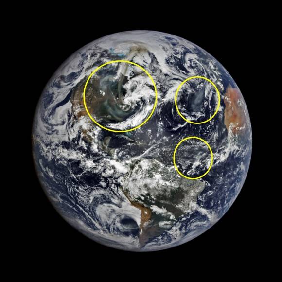 DSCOVR 위성이 지난달 31일 촬영한 지구. 위 두 동그라미 부분은 캐나다 산불 연기이며, 아래는 사하라 사막에서 불어온 먼지다. NASA