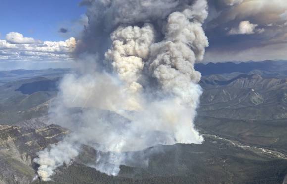 지난 2일 캐나다 브리티시 컬럼비아주 서밋 호수 북동쪽에서 타오르는 산불 모습. AP 연합뉴스