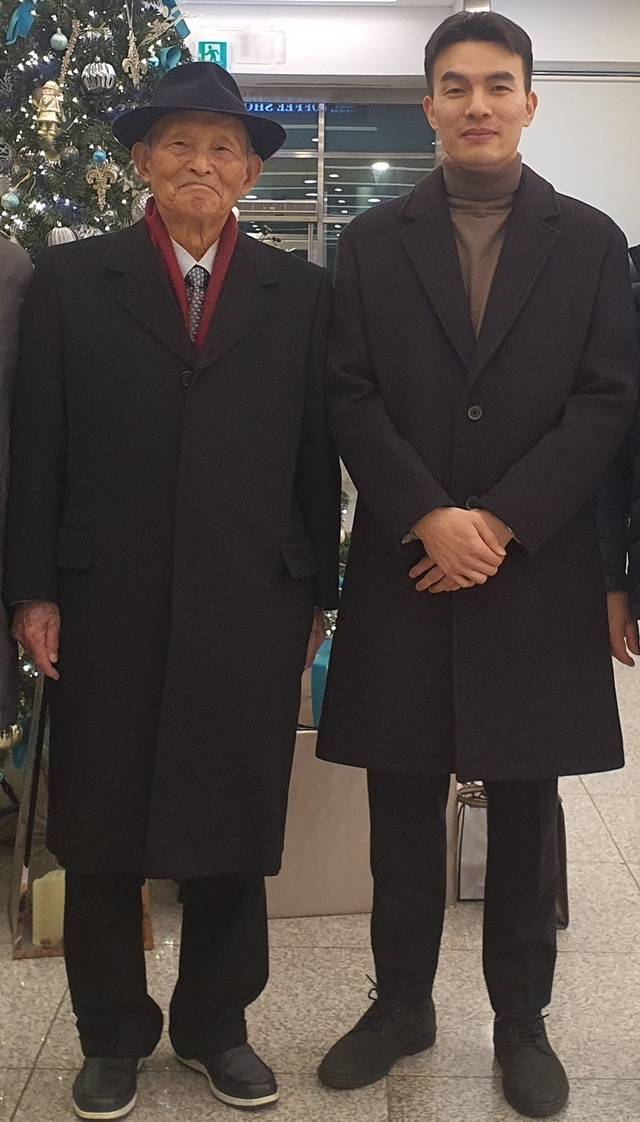 김두만 전 공군참모총장(왼쪽)과 F-15K 현역조종사인 강병준 소령. 사진 제공=공군