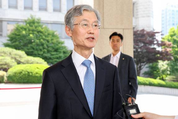 조희대 대법원장이 6월 5일 서울 서초구 대법원으로 출근하며 취재진의 질문에 답하고 있다. 뉴스1