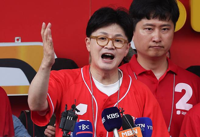 한동훈 전 국민의힘 대표가 5월21일 대구 중구 서문시장을 찾아 김문수 대선 후보 지원 유세를 하고 있다. ⓒ연합뉴스