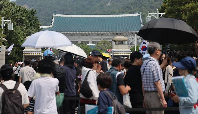 제21대 대통령 선거가 임박했던 6월1일 서울 청와대 앞이 관람을 희망하는 시민들로 장사진을 이룬 모습 ⓒ연합뉴스