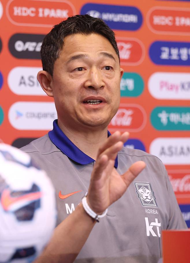 취임 소감 밝히는 이민성 U-22 축구대표팀 감독 (원주=연합뉴스) 양지웅 기자 = 이민성 대한민국 22세 이하(U-22) 축구대표팀 감독이 4일 강원 원주시 인터불고 호텔에서 열린 취임 기자회견에서 소감을 밝히고 있다. 2025.6.4 yangdoo@yna.co.kr(끝)<저작권자(c) 연합뉴스, 무단 전재-재배포, AI 학습 및 활용 금지>