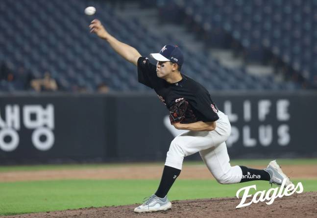 장충고 문서준이 2일 대전한화생명 볼파크에서 열린 2025 한화이글스배 고교대학 올스타전에서 역투하고 있다. /사진=한화 이글스 제공