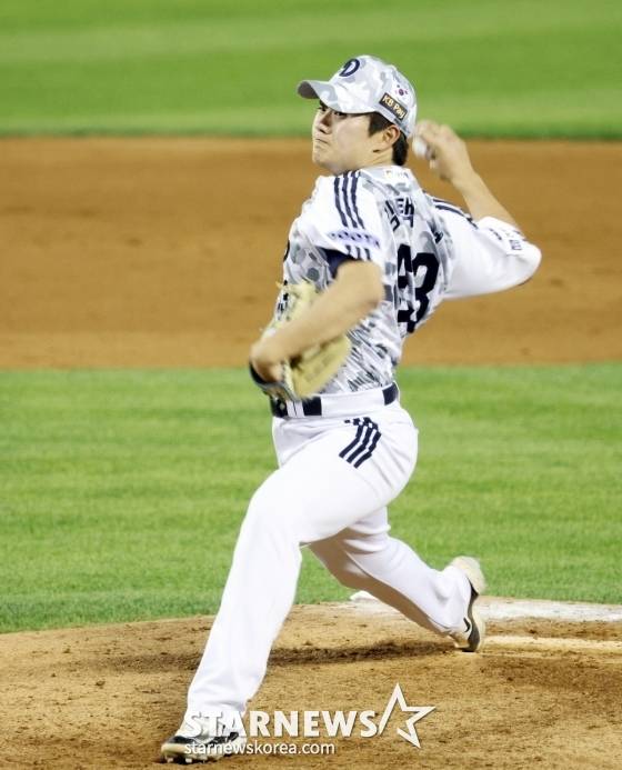 두산 마무리 김택연이 5일 잠실구장에서 열리는 2025KBO리그 두산베어스와 KIA타이거즈 경기 9회초 등판해 세타자를 처리하며 무실점피칭을 펼치고 있다. /사진=강영조 선임기자