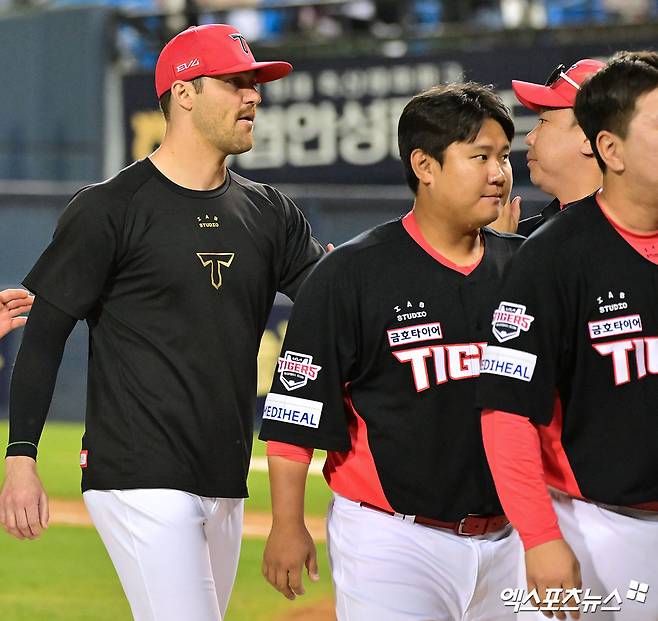 4일 오후 서울 송파구 잠실야구장에서 열린 '2025 신한 SOL Bank KBO리그' KIA 타이거즈와 두산 베어스의 경기, KIA가 위즈덤의 결승 투런 홈런과 최원준의 투런 홈런에 힘입어 두산에 8:3 승리를 거뒀다. KIA 이범호 감독이 시즌 4승을 거둔 네일 등 선수들과 함께 기뻐하고 있다. 잠실, 김한준 기자