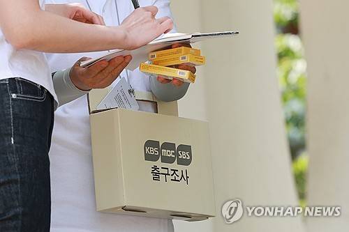 제21대 대선 출구조사 (서울=연합뉴스) 신현우 기자 = 제21대 대통령 선거일인 3일 서울 서초구 서초고등학교에 마련된 서초3동 제4투표소 앞에서 출구 조사원이 출구조사를 하고 있다. 2025.6.3
nowwego@yna.co.kr