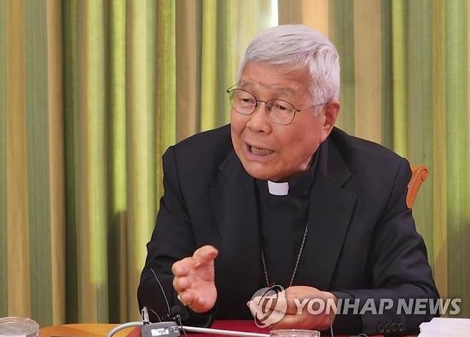 간담회 하는 유흥식 추기경 (바티칸=연합뉴스) 신창용 특파원 = 교황청 성직자부 장관인 유흥식 추기경이 9일(현지시간) 교황청 성직자부 청사에서 한국 취재진과 간담회를 하고 있다. 2025.5.11 changyong@yna.co.kr