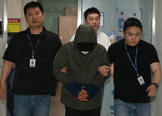 아내와 두 아들을 태운 차량을 몰고 바다로 돌진해 숨지게 한 혐의(살인·자살방조)를 받는 가장 A(49)씨가 4일 오전 광주 북구 북부경찰서에서 구속 전 피의자 심문(영장실질심사)을 받기 위해 이동하고 있다. 사진=뉴시스