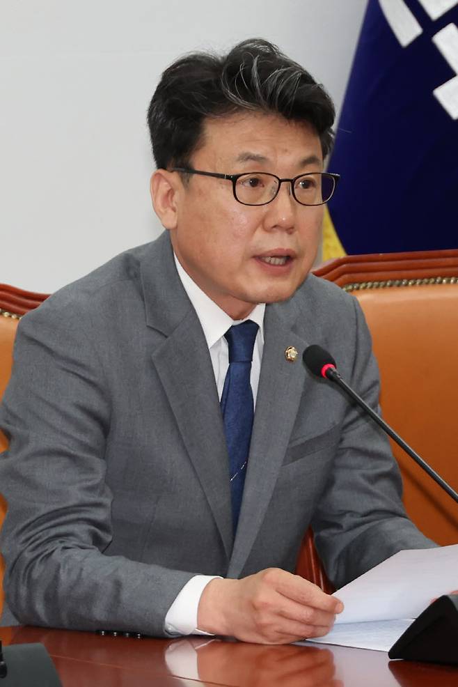 진성준 더불어민주당 정책위의장이 22일 서울 여의도 국회에서 열린 원내대책회의에서 발언하고 있다. (사진=연합뉴스)