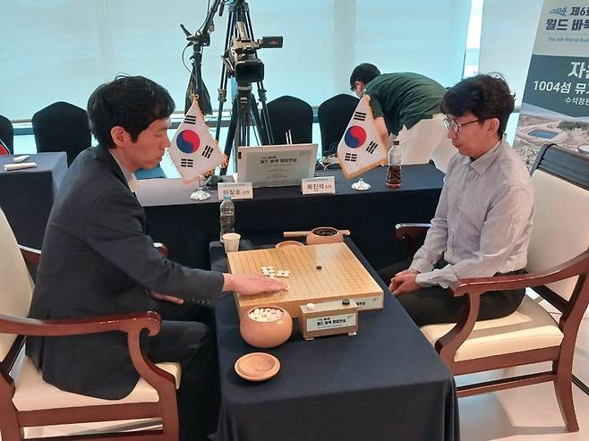 목진석 9단(오른쪽)과 이창호 9단이 대국에 앞서 돌을 가리고 있다.(신안에서 MHN 엄민용 선임기자)