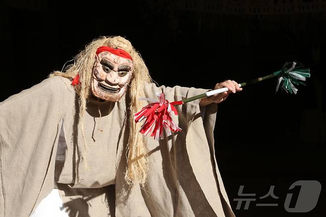 일본 전통 마을 제사 의식인 '다카치호 가구라' (국립남도국악원 제공. 재판매 및 DB금지) /뉴스1