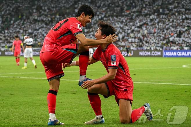 데뷔전에서 도움을 기록한 전진우(왼쪽)와 득점한 오현규 ⓒ AFP=뉴스1