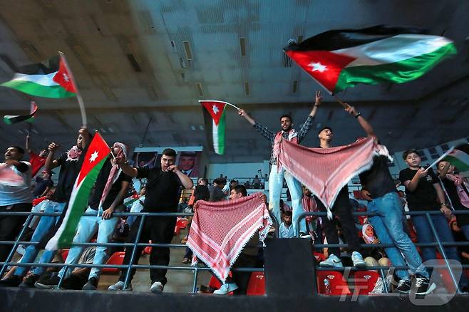 사상 첫 월드컵 진출을 기뻐하는 요르단 팬들. ⓒ AFP=뉴스1
