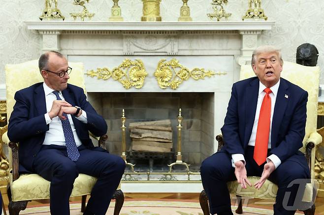 도널드 트럼프 미국 대통령과 프리드리히 메르츠 독일 총리가 5일(현지시간) 워싱턴 백악관에서 회담을 하고 있다. 2025.06.05 ⓒ 로이터=뉴스1 ⓒ News1 최종일 선임기자