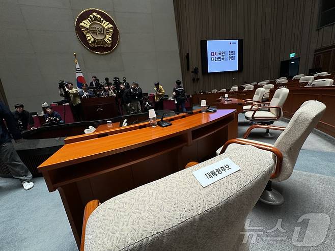 9일 서울 여의도 국회 국민의힘 의원총회장인 예결위회의장에 김문수 대통령 후보 자리를 알리는 스티커가 붙어있다. 2025.5.9/뉴스1 ⓒ News1 안은나 기자