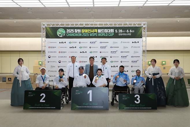 2025 창원 장애인사격 월드컵 R10 금메달 박진호, 이윤리, 은메달 김수완, 이유정. 사진 | 대한장애인사격연맹