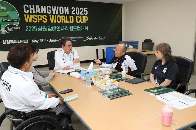 대한장애인사격연맹 문상필 회장과 일본 장애인사격연맹 기시타카 기요시 회장 간담회. 사진 | 대한장애인사격연맹