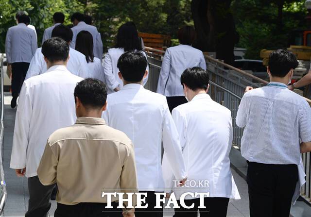 전국의과대학교수협의회(전의교협)는 이재명 정부에 의정 갈등 해소에 적극적으로 나서달라고 강조했다. 서울대병원 교수들이 전공의 사태 해결 등을 요구하며 무기한 휴진에 돌입한 지난해 6월17일 서울 종로구 서울의대 융합관에서 기자회견을 마친 의사들이 이동하고 있다.