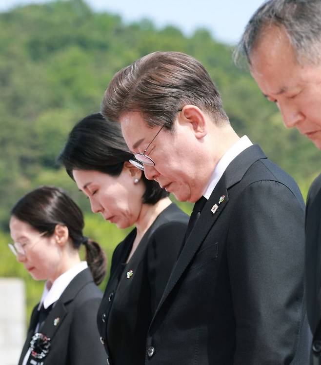 이재명 대통령과 김혜경 여사가 6일 서울 동작구 국립서울현충원에서 열린 70회 현충일 추념식에서 현충탑을 참배하고 있다. 연합뉴스