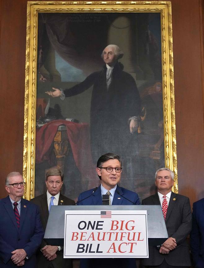 지난달 22일 미국 의회 하원을 통과한 '하나의 크고 아름다운 법안'에 대해 마이크 존슨 하원의장이 설명 중이다./AFP 연합뉴스