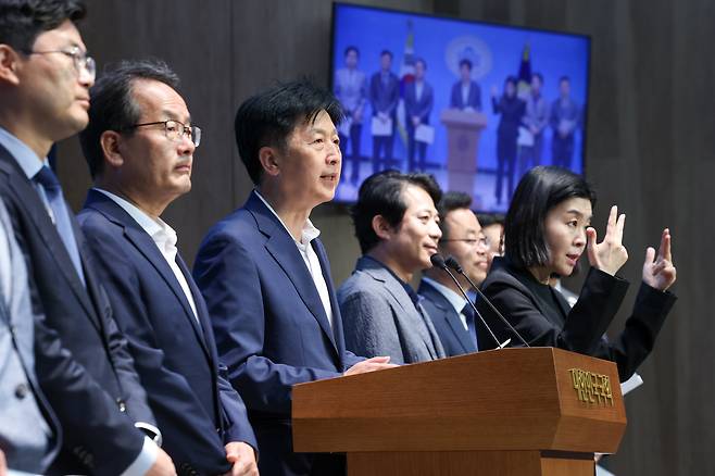 오기형 더불어민주당 대한민국 주식시장 활성화 TF 단장을 비롯한 의원들이 5일 서울 여의도 국회 소통관에서 상법 개정안 재추진 관련 기자회견을 하고 있다. /뉴스1